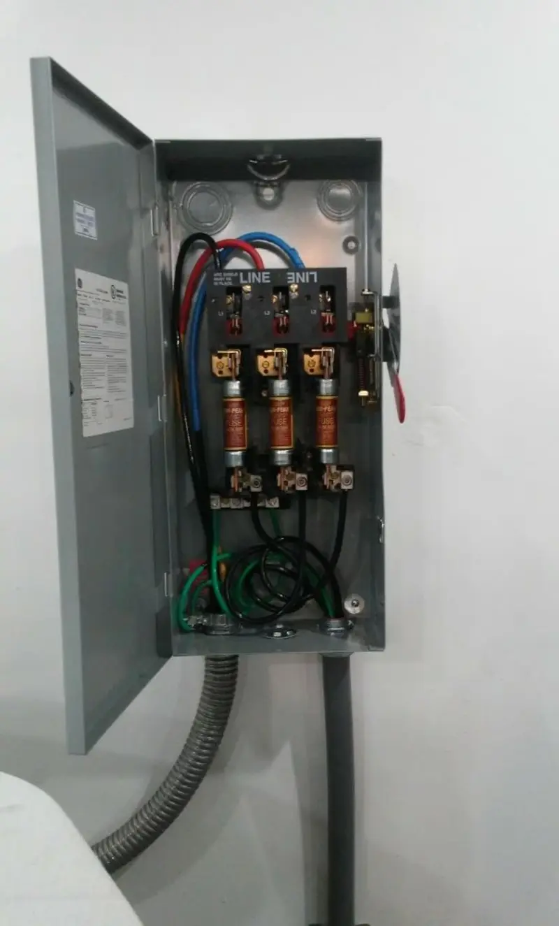 Three-phase disconnect switch installed for Electrical Wiring & Rewiring in Chili